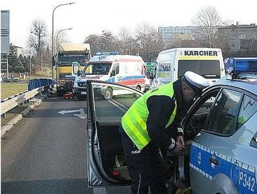 Ciężarówka ciągnęła rowerzystę przez 100 metrów. Żyje!