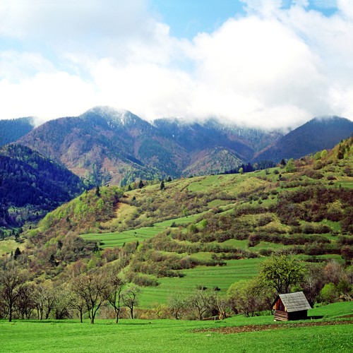 5. Słowacja. Wycieczka do najbardziej pożądanych turystycznych obszarów wiata nie musi oznaczać wyprawy na odległe kontynenty. Na piątym miejscu zestawienia Lonely Planet znalazł się nasz południowy sąsiad – Słowacja. Kraj znany zachodnim turystom głównie z promocyjnych ofert narciarskich i wieczorów kawalerskich ma znacznie więcej do zaoferowania. Polaków do urlopów na Słowacji nie trzeba chyba specjalnie przekonywać.