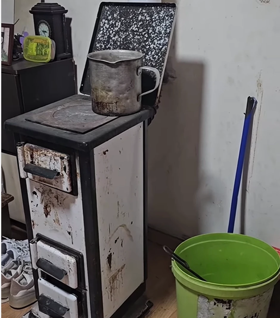 Sestre se greju na drva, a kupatilo je neupotrebljivo