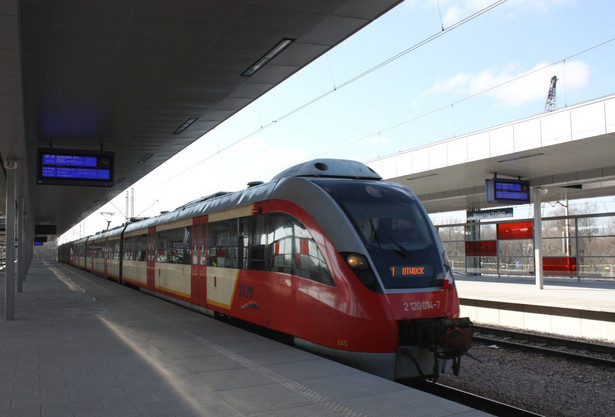 Pociąg SKM na odnowionej stacji Warszawa Stadion