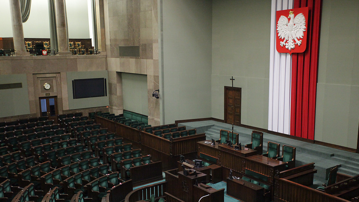 Posłowie zasiadający w Sejmie od wielu lat krytycznie wypowiadają się o ostatnim roku działalności izby. Za dużo walki politycznej, happeningów, wojny polsko-polskiej i odrzucania projektów opozycji - to niektóre z opinii politycznych weteranów z Wiejskiej. Jarosław Zieliński z PiS mówi o "zdziczeniu obyczajów".