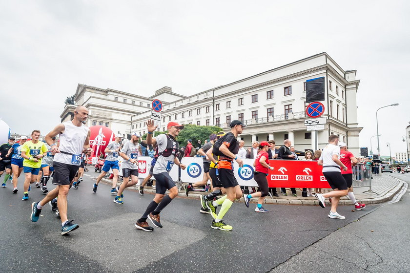 Marcin Bujak (41 l., w czerwonej czapeczce) podczas 42. PZU ORLEN Maratonu Warszawskiego