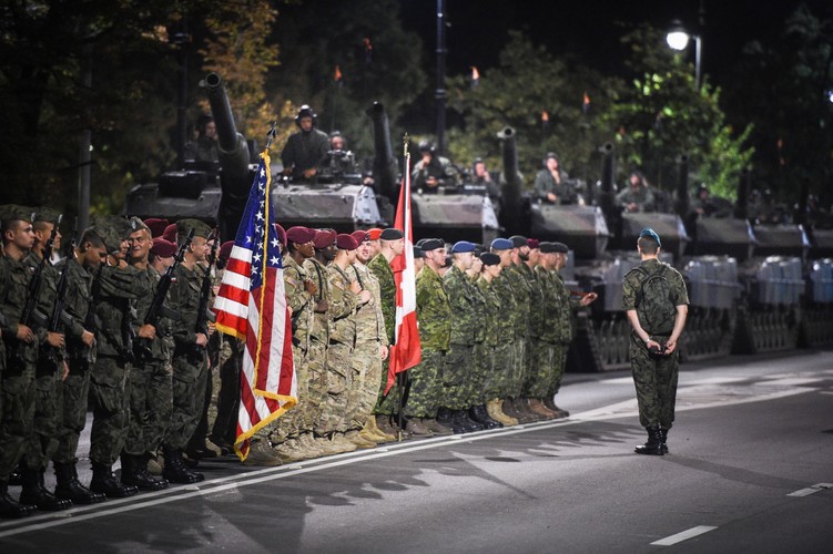 Defilada: nocna próba generalna