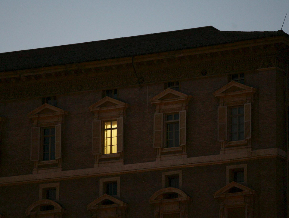 Światło w oknie papieskiego apartamentu, niecały miesiąc przed śmiercią Jana Pawła II