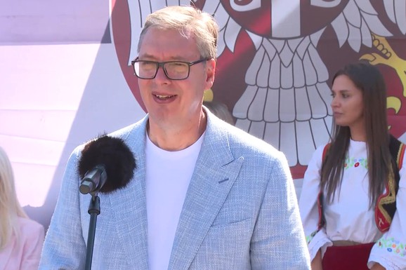 "ČEKAM DOKAZ DA JE STAVIO PARE U DŽEP, ODMAH ĆE BITI UHAPŠEN" Vučić u Novoj Varoši slušao probleme meštana: "Nema tašna, mašna, sekretarica, nego - među ljude" (FOTO, VIDEO)