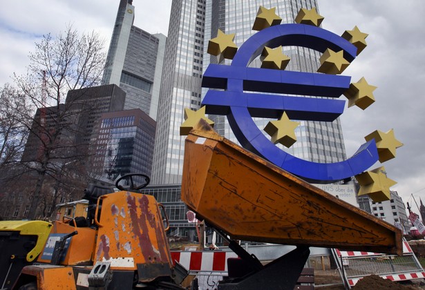 Symbol euro przed siedzibą Europejskiego Banku Centralnego