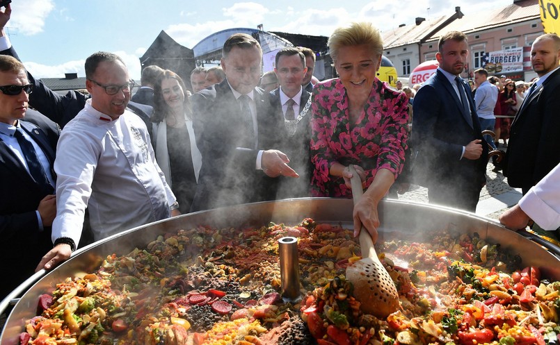 Prezydent z żoną Agatą Kornhauser-Dudą uczestniczyli w sobotę w 42. Święcie Kwiatów, Owoców i Warzyw w Skierniewicach. Prezydent podkreślił, że "to dzięki pracy polskich rolników, dzięki ich trudowi, miłości do polskiej ziemi, do jej uprawiania, Polska, my wszyscy, mamy zapewnione bezpieczeństwo żywnościowe, jesteśmy pod tym względem krajem i społeczeństwem samowystarczalnym".Zwrócił uwagę, że eksport polskiej żywności z każdym rokiem wzrasta. Wskazał, że nawet w latach 2017 i 2018 eksport ten wciąż rósł, mimo suszy, która dotknęła kraj i tego, że przyrosty zbiorów owoców i warzyw były niewielkie. "Rok 2018 był rekordowy jeśli chodzi o zbiory owoców. Zebrano ponad 3 mln ton owoców i był to rekord bardzo spektakularny" – zaznaczył.