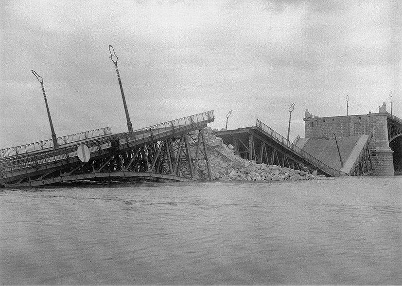 Zniszczony przez wycofujących się Rosjan most Poniatowskiego 1915