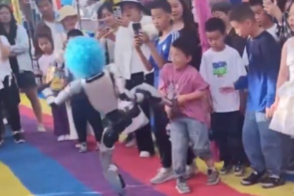 (VIDEO) Humanoidni robot u Kini šutnuo dete u stomak