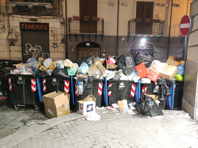 Sycylijczycy nie radzą sobie z nadmiarem śmieci