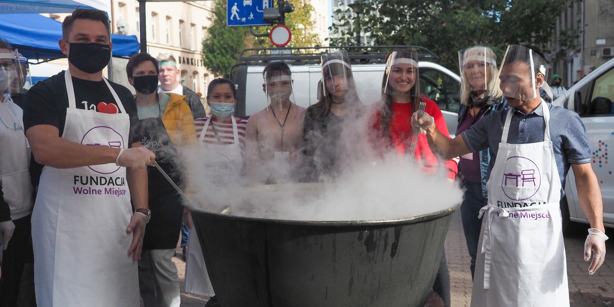 Łódź. Rozdali potrzebującym tysiąc zup na Piotrkowskiej