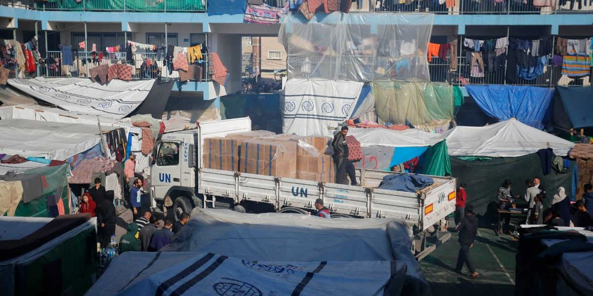 Pracownik UNRWA podczas pracy w Strefie Gazy.