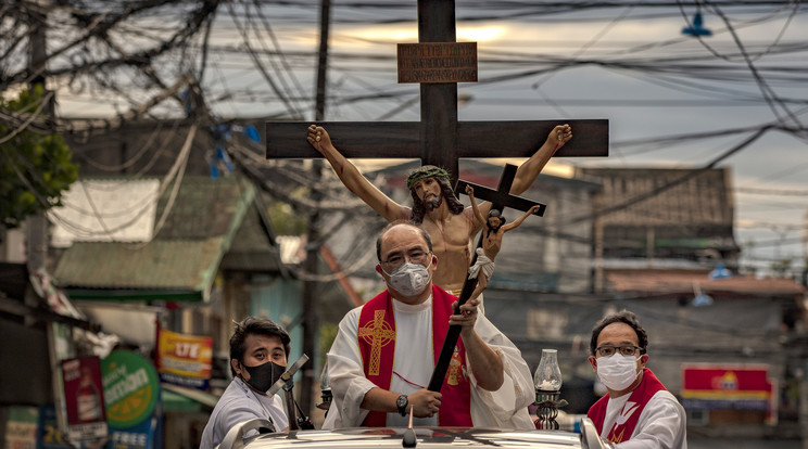 A Fülöp-szigetekiek a kormányuk rendelkezései ellenére tartják a húsvéti programjaikat, összegyűlnek, körmenetet tartanak, programokra járnak / Fotó: Getty Images