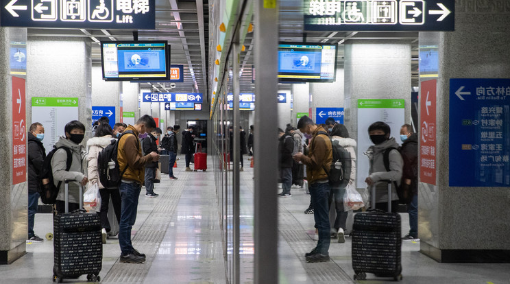 Utasok egy vuhani metróállomáson 2020. március 28-án. A hatóságok részlegesen újraindították a tömegközlekedést a koronavírus-járvány eredeti gócpontjának számító kínai nagyvárosban./ Fotó: MTI/EPA/Costfoto/YFC