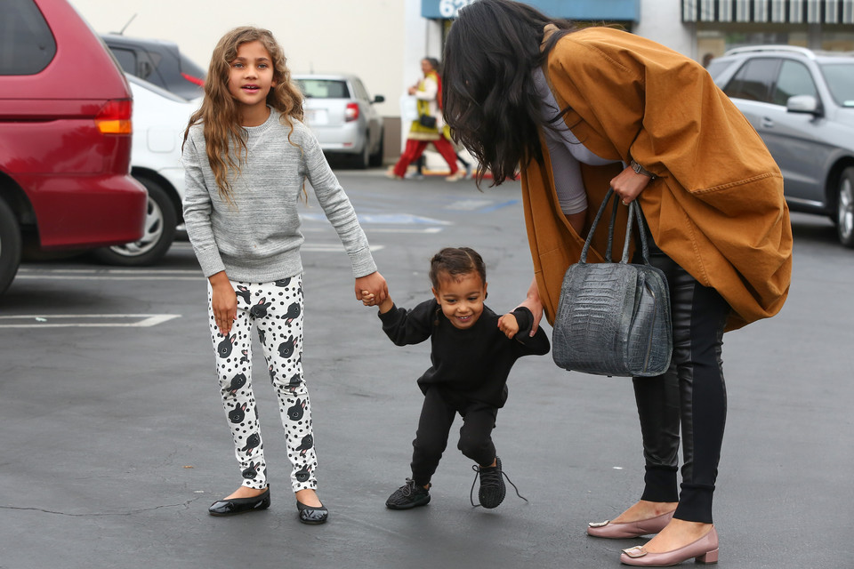 Kim Kardashian na spacerze z córką