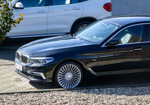 BMW na parkingu - ilustrcija