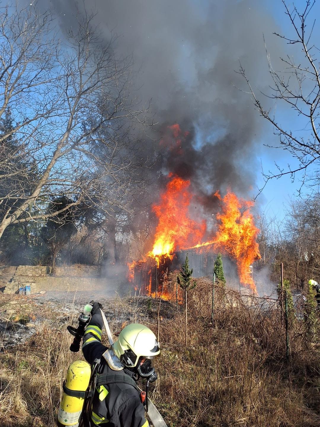 Hasiči zasahovali pri požiari chatky na Furmanskej ulici v bratislavskom Lamači.