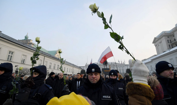 W poniedziałek sekcja prasowa Sądu Okręgowego w Warszawie poinformowała PAP, że sąd ten po rozpoznaniu zażalenia policji 30 sierpnia uchylił postanowienie sądu I instancji umarzające postępowanie.