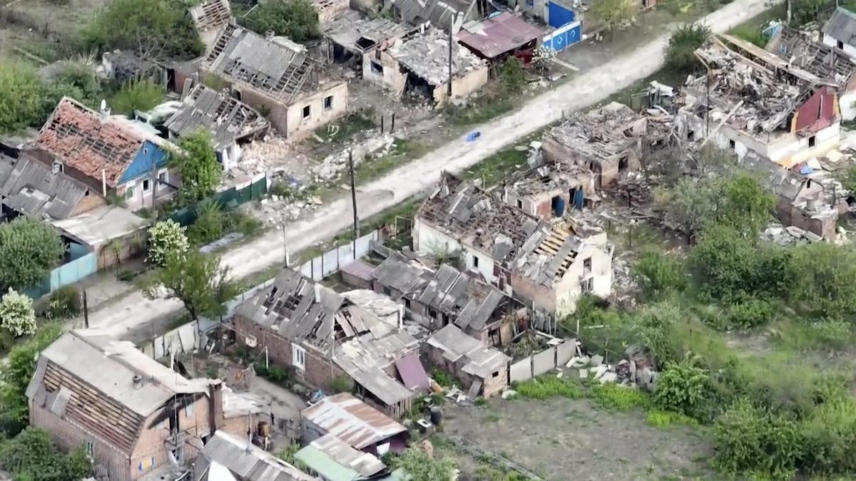 Na snímke z dronu, ktorú získala americká agentúra Associated Press, zničená obec Očeretyne, ktorá je cieľom ostreľovania ruskej armády v Doneckej oblasti na východe Ukrajiny