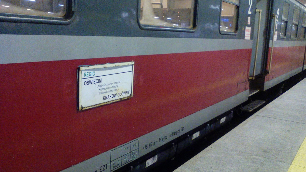 Pasażerowie podróżujący pociągami relacji Oświęcim-Kraków narzekają na spore opóźnienia w kursowaniu. Tylko w grudniu na tej trasie pojazdy spóźniły się 222 razy. Niektóre składy przyjeżdżały z blisko godzinnym opóźnieniem.