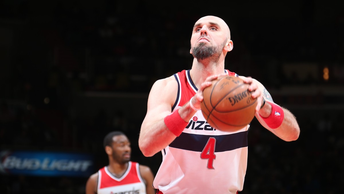 W ostatnim spotkaniu sezonu zasadniczego Washington Wizards przegrali z Cleveland Cavaliers po dogrywce 108:113. Marcin Gortat jako jedyny podstawowy gracz Wizards nie dostał tego wieczoru wolnego, ale trener oszczędzał jego siły limitując czas jego gry.