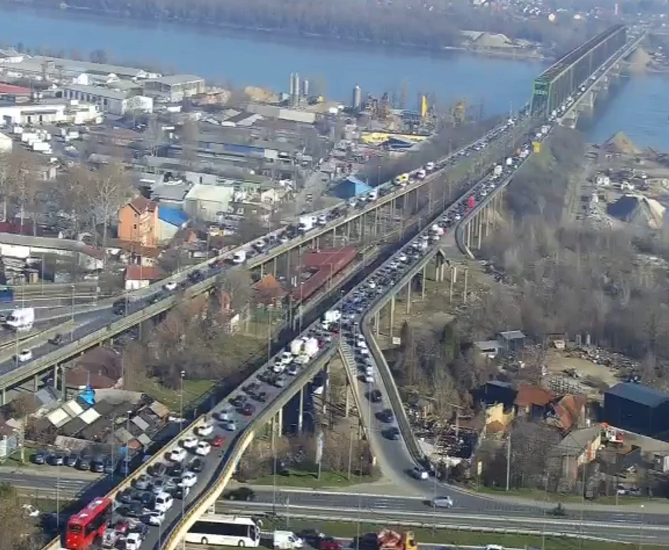 Pokvario se autobus na Pančevcu, velika gužva na mostu