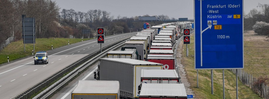 Spowodowane koronawirusem zamrożenie gospodarek bardzo mocno wpłynęło na wymianę handlową Polski. Na zdjęciu samochody czekające na wjazd do Polski. Frankfurt nad Odrą, marzec 2020 r.