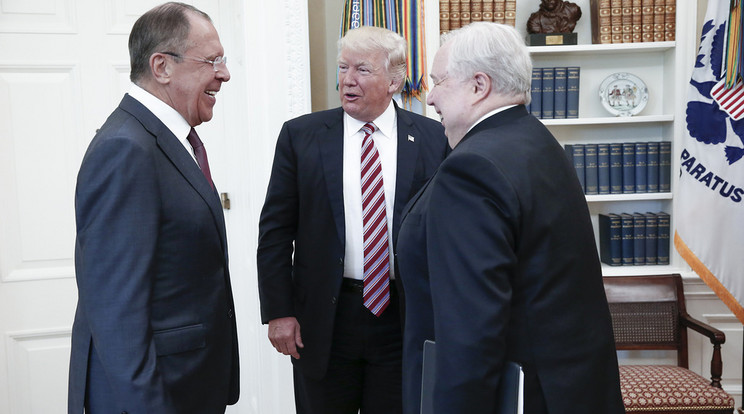 Szergej Lavrov orosz külügyminiszter, Donald Trump és Szergej Kiszljak washingtoni orosz nagykövet május 9-én találkozott a Fehér Házban  /Fotó: AFP