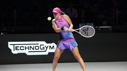 świątek była na kolanach, ale się odrodziła. pierwsza wygrana w wta fi