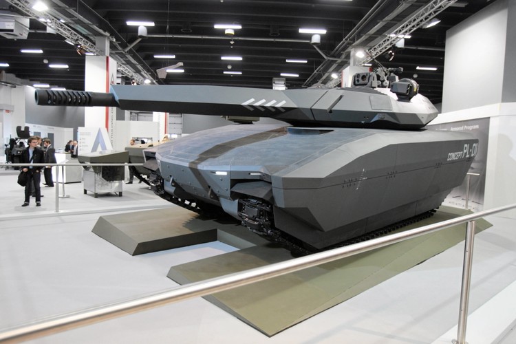 Prezentacja prototypu polskiego czołgu 'PL - 01 Concept'. Prototyp został zaprojektowany przez gliwicki OBRUM (Polski Holding Obronny) we współpracy z  BAE Systems. Ma być gotowy w 2016 roku.  03.09.2013 Kielce. Targi MSPO 2013. Fot. Jakub Orzechowski / Agencja Gazeta