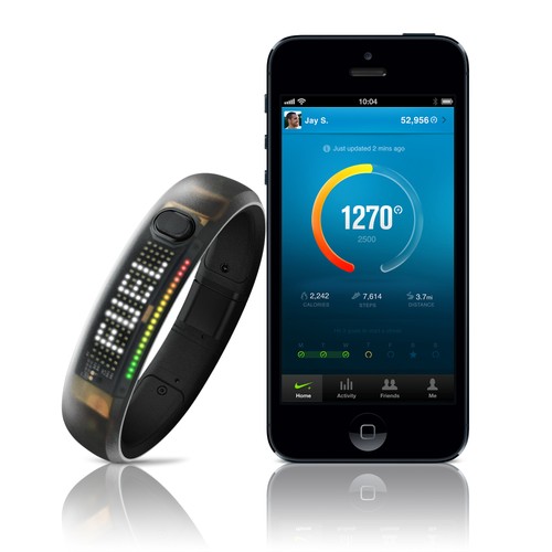 <b>Nike+ FuelBand</b>
<br>
Przygotowana przez Nike opaska monitoruje funkcje naszego organizmu podczas aktywności fizycznej. Informacje te są następnie przekazywane do aplikacji Nike+, którą możemy zainstalować na naszym smartfonie. Nike wprowadził również system punktów i osiągnięć, dzięki czemu możemy rywalizować z naszymi znajomymi i pokonywać kolejne fizyczne bariery.


<br><br>
(fot. www.nikeplus.nike.com)