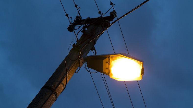 Szembeszáll a kisváros: Polgáron megadóztatnák az áramszolgáltatót a közvilágítás kifizetéséhez