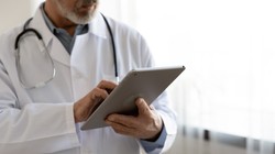 O trzeciej dawce szczepionki przeciwko COVID-19 warto porozmawiać z lekarzem