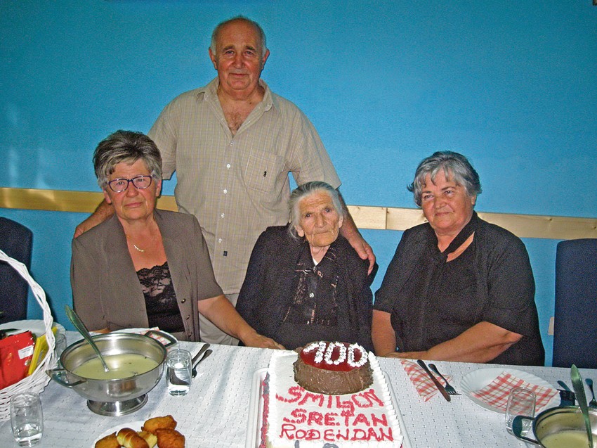 Proslava 100. rođendana uz porodicu, ali i bivše učenike iz škole gde je radila