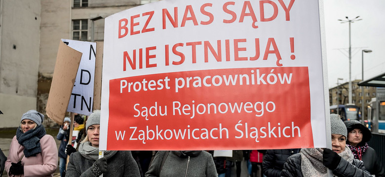 Protestujący pracownicy sądownictwa krytykują projekt resortu Ziobry. "To dla nas gwóźdź do trumny"
