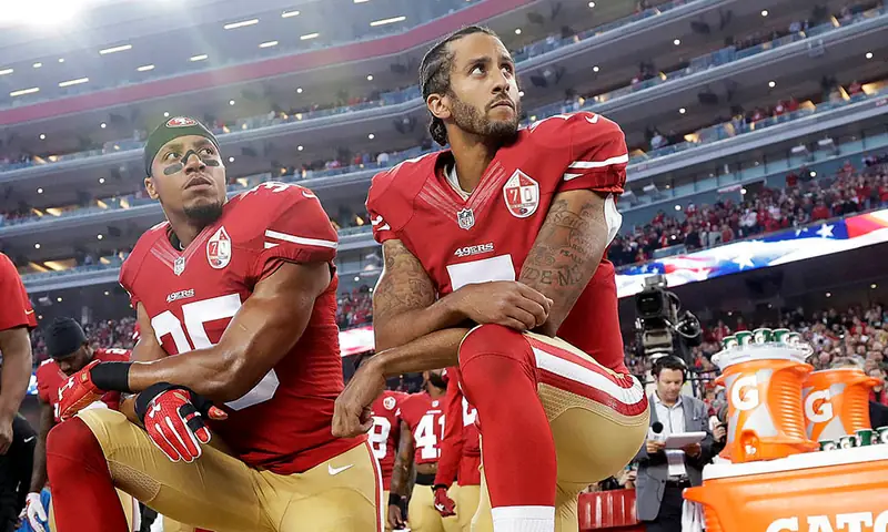 Colin Kaepernick podczas protestów 