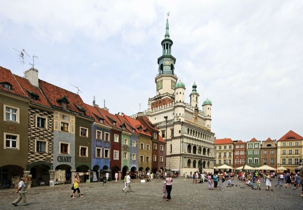 W Poznaniu znajduje się ponad 25 uczelni wyższych, gdzie studiuje ponad 120 000 osób. Jest to ważny ośrodek naukowo – badawczy. W mieście inwestują wielkie podmioty świadczące usługi IT, w region Poznania mocno inwestują branże motoryzacyjna, farmaceutyczna i produkcyjna. W Poznaniu i okolicach miasta ulokowały się takie giganty jak Volkswagen, Bridgestone, GSK, MAN, Franklin Templeton i wielu innych. W tym roku miasto już po raz trzeci zostało wyróżnione nagrodą Outsourcing Stars. Na zdj. Poznań, Pixabay