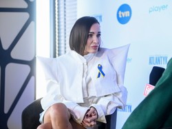 "Piękna, ale z pompowaniem ust przesadza". Internauci oceniają twarz Mai Hirsch