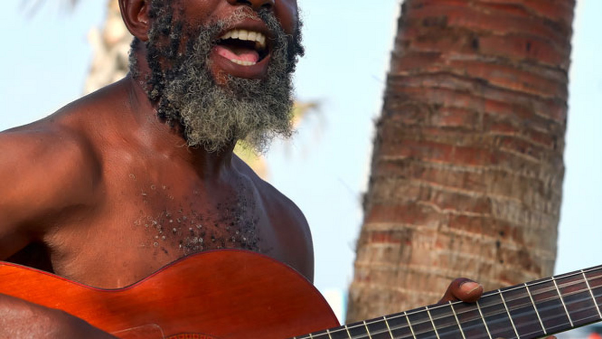Obecnie symbolem Jamajki jest reggae, ale wcześniej na wyspie królowała inna rodzima muzyka - mento, oparta na folku, gospel i popularnych piosenkach, które wszyscy znają. Kapele mento występowały na pogrzebach, weselach i festiwalach.
