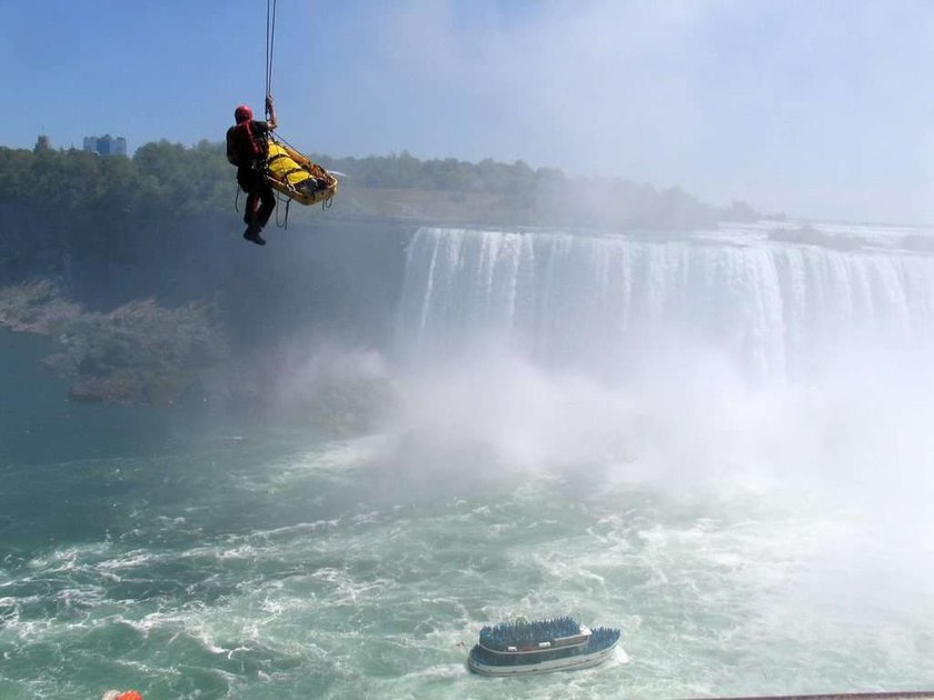 Gość spad z wodospadu niagara i przeżył