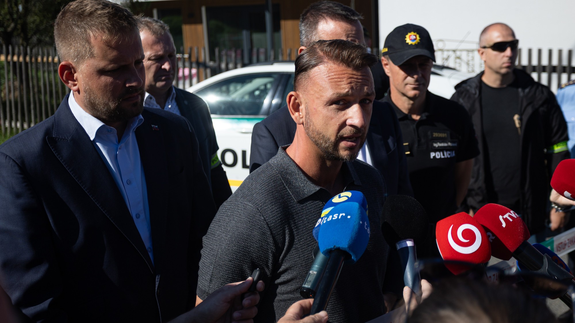 Minister zdravotníctva Kamil Šaško a minister vnútra Matúš Šutaj Eštok (obaja  Hlas-SD) počas tlačovej konferencie po útoku na základnej škole (ZŠ) v obci Staškov.