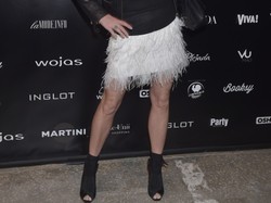 Dżaga w wersji 50+: Mariola Bojarska-Ferenc w pierzastej MEGAmini