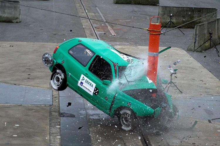 ...i z impetem uderza w drzewo lub słup…