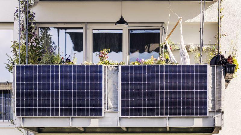 Solárne panely na balkón, ktoré strčíte do zásuvky: Môžete ich využívať aj  na Slovensku, ako na to?