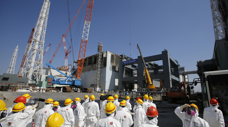 Fukushima - elkeseredett harcot vívnak a japánok / Fotó: AFP