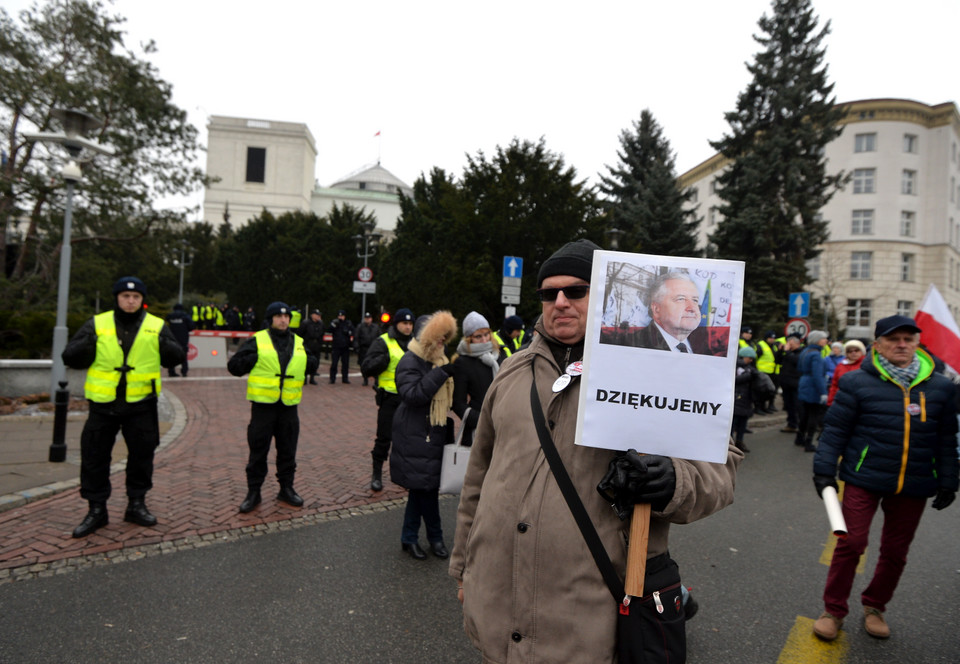 KOD i kluby "Gazety Polskiej". Demonstracje w Warszawie po zamieszaniu w Sejmie