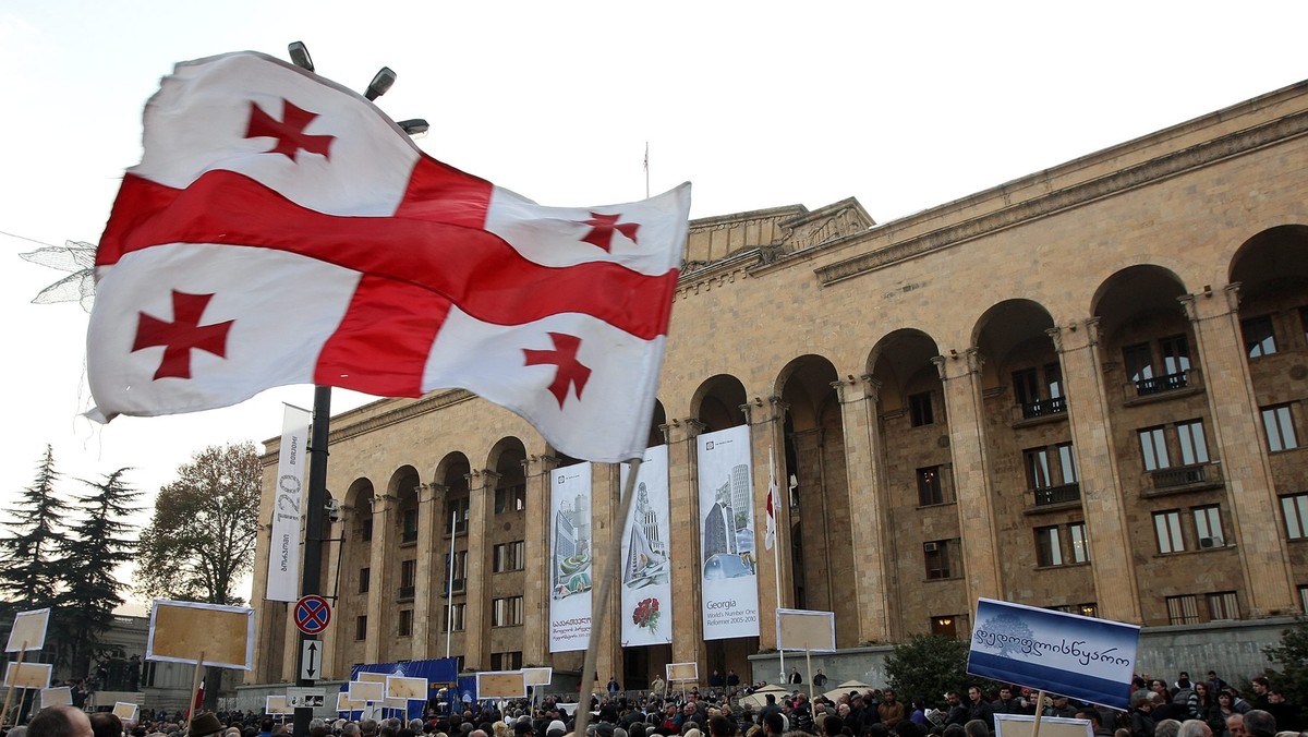 Ponad 5000 ludzi protestowało w stolicy Gruzji Tbilisi przeciwko prezydentowi Micheilowi Saakaszwilemu. Przeciwnicy prozachodniego przywódcy oskarżają go o monopolizowanie władzy od rewolucji róż w 2003 r., która obaliła postsowiecki reżim.