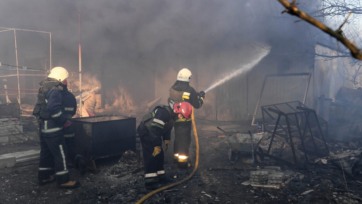 Strażacy podczas akcji gaszenia pożaru po ostrzale artyleryjskim w jednej z dzielnic Charkowa, 24 marca