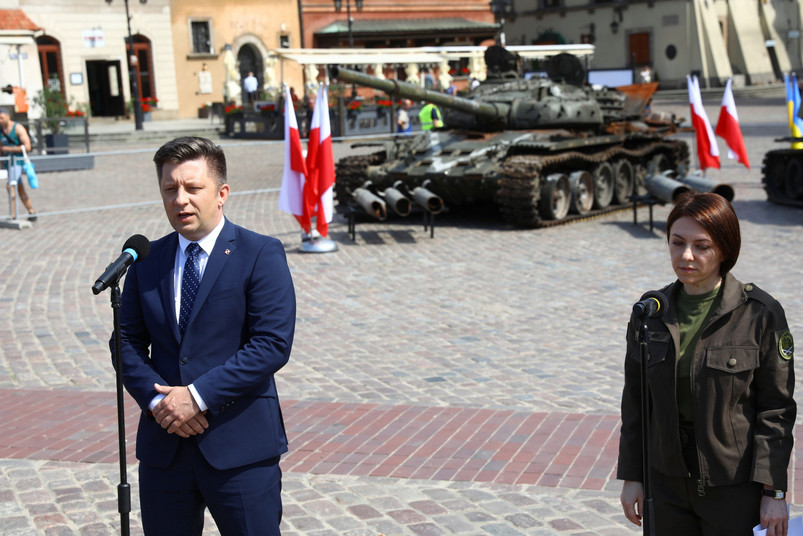 Szef Kancelarii Prezesa Rady Ministrów Michał Dworczyk (L) oraz wiceminister obrony Ukrainy Hanna Maliar