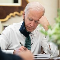 Joe Biden elnök koronavírusos lett - ilyen tüneteket tapasztal